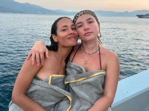 Florence Pugh Stuns in Black Bikini After Slamming。